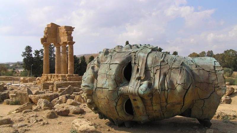 THE HOUSE OF CHAOS - A House for Luigi Pirandello